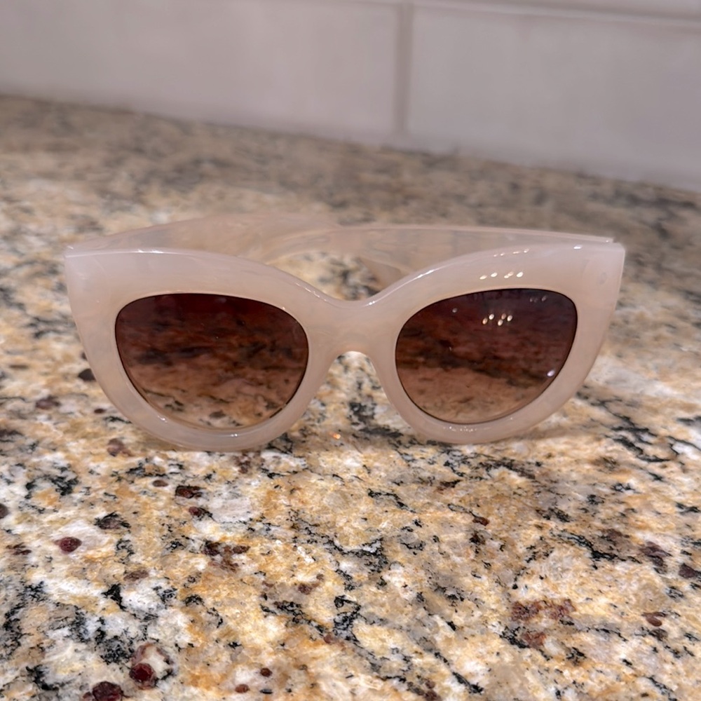 ☀️☀️ FREE PEOPLE Chic Cream Sunglasses